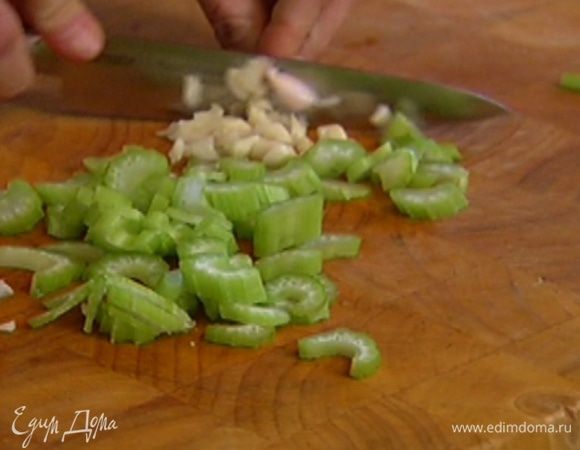 Сельдерей тонко порезать.