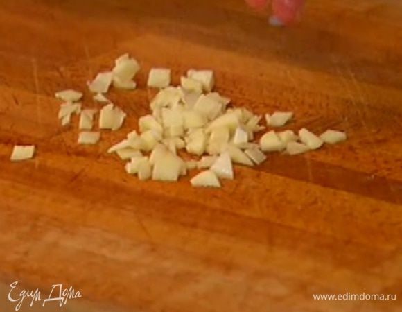 Чеснок почистить, раздавить плоской стороной ножа и мелко порубить.