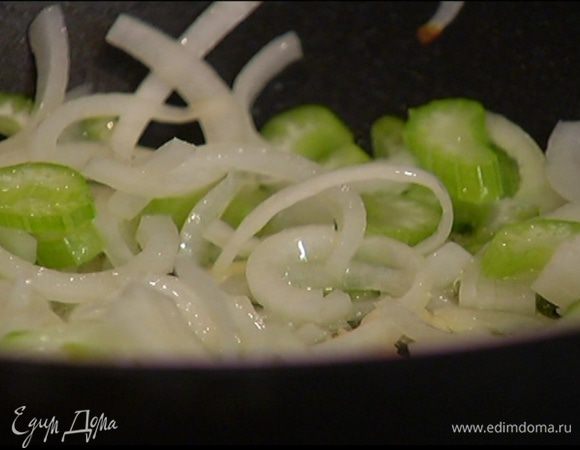 В сковороду с луком добавить сельдерей и чеснок, перемешать и обжарить все до золотистого цвета.