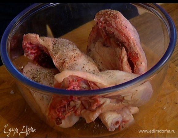 Куриные ножки посыпать измельченными специями, еще раз посолить, поперчить, полить оливковым маслом и перемешать.