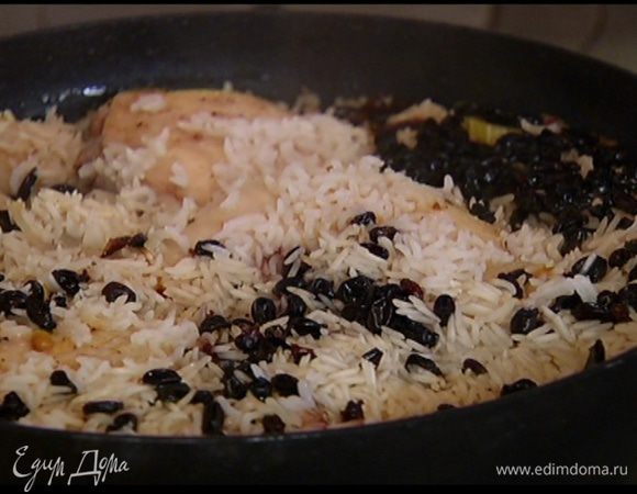 Выложить окорочка в сковороду с сельдереем и луком и обжарить со всех сторон до золотистой корочки, затем добавить барбарис в сахарном сиропе, всыпать рис и залить все горячей водой так, чтобы рис был покрыт. Накрыть крышкой и тушить на медленном огне.