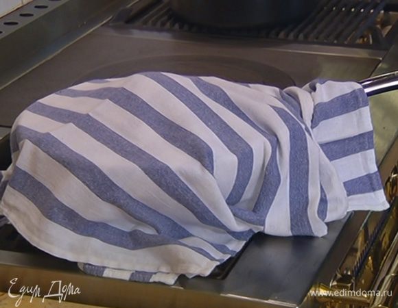 Когда рис будет готов, выключить огонь, не снимая крышку, накрыть сковороду полотенцем и дать рису отдохнуть.