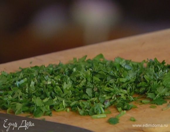 Мяту и кинзу мелко порубить и посыпать готовое блюдо.