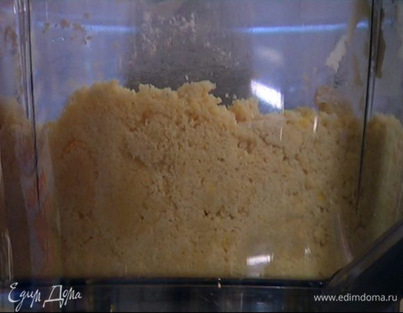 Всыпать 250 г муки и сахар и на средней скорости измельчить все в крошку.