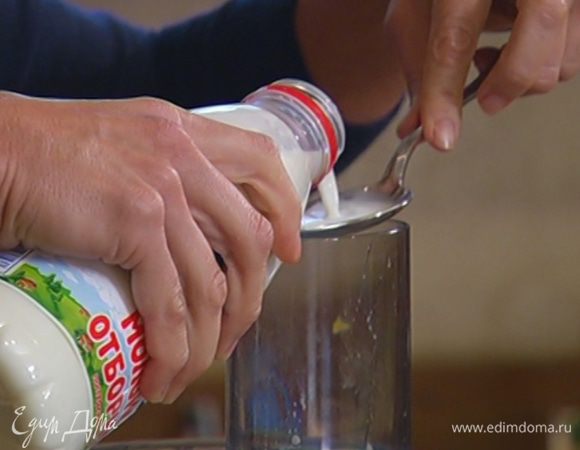 Добавить в комбайн лимонную цедру, желток и 1 ст. ложку молока, все вымешать. Влить оставшееся молоко и вымешивать до получения однородного теста.