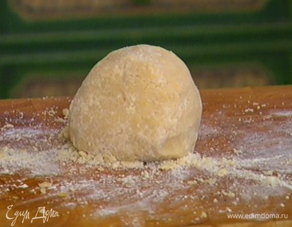 Сформировать из теста шар, завернуть его в пищевую пленку и отправить на 30 минут в холодильник или на 15 минут в морозильник.