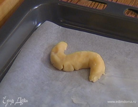 Охлажденное тесто разделить на небольшие кусочки, сделать из них колбаски и сформировать печенье в форме змейки или латинской буквы S.