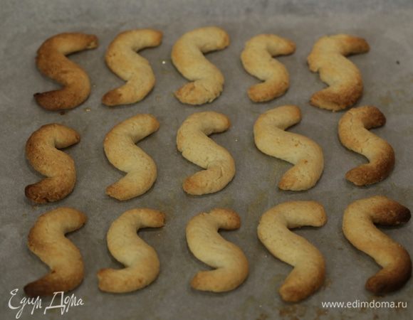 Выпекать в разогретой духовке 10–15 минут.