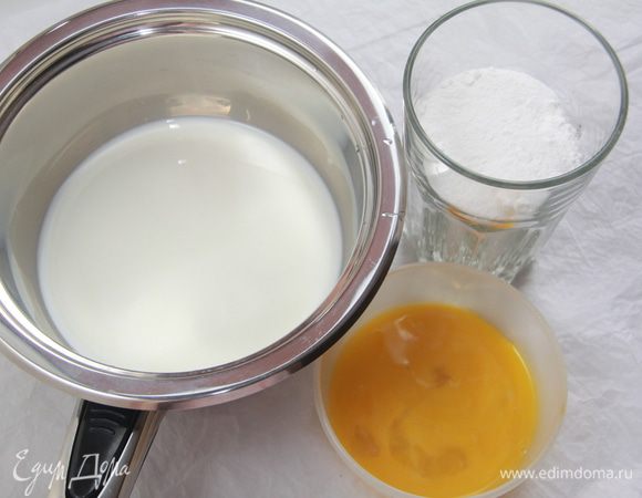 Пока пекутся коржи, сварить крем "Шарлотт". Смешать молоко, желтки и сахарную пудру. После закипания проварить на медленном огне 5 минут. Остужать под крышкой или плёнкой, чтобы на поверхности крема не образовалась корка.