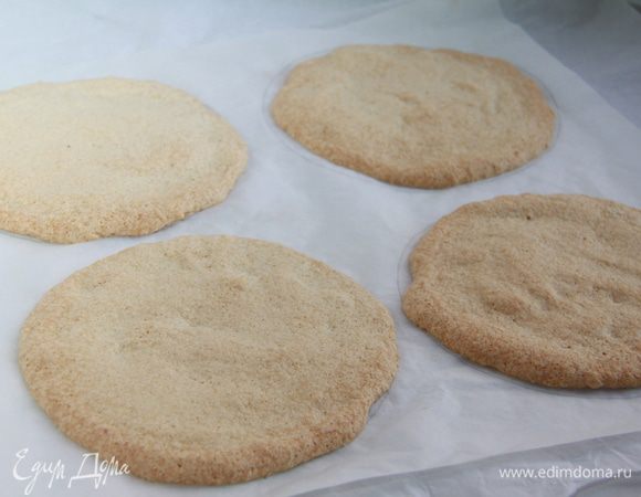 Готовые коржи рекомендуют отделять от бумаги не раньше 12 часов спустя. Я, конечно, подождала, но не так долго)))