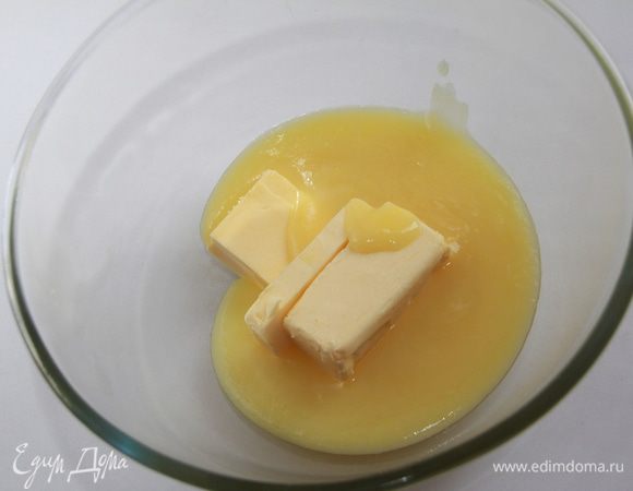 К крему "Шарлотт" добавить размягчённое сливочное масло, взбить в пышный крем.