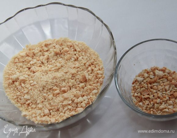 Из оставшихся двух коржей сделать крошку, так же поступить с горстью орехов.