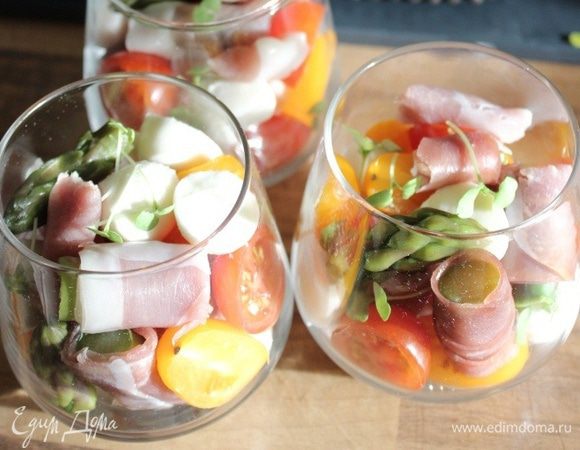 По стаканчикам разложить овощи, мясо, сыр и базилик. 