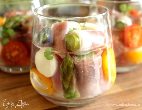 Желатин замочить в части бульона. Набухший желатин нагреть до 50*С и смешать с оставшимся бульоном. Смешать бульон с уксусом и сахаром по вкусу. Если необходимо-посолить. Залить стаканчики бульоном, переложить на поднос и убрать в холодильник минимум на пару часов.