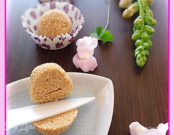 Высыпать  кунжут на противень и запекать при 170 С  до золотистого цвета.
Мед разогреть на водяной бане и добавить лимонный сок.
Всыпать кунжут и перемешать до получения однородной массы.
Слегка обжарить массу.
Как только масса начнет остывать, но при этом будет  еще мягкой, разделить ее на равные части и сформировать шарики. 