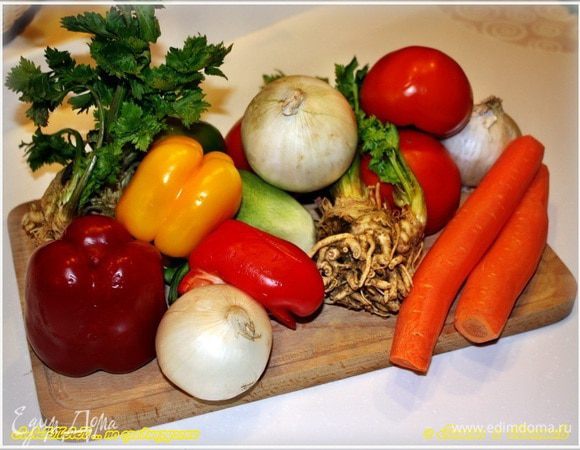 А начнём готовить с овощей. То есть приготовления начнем того, что заготовим овощи. Нужен вот такой … всем понятный и несложный набор.