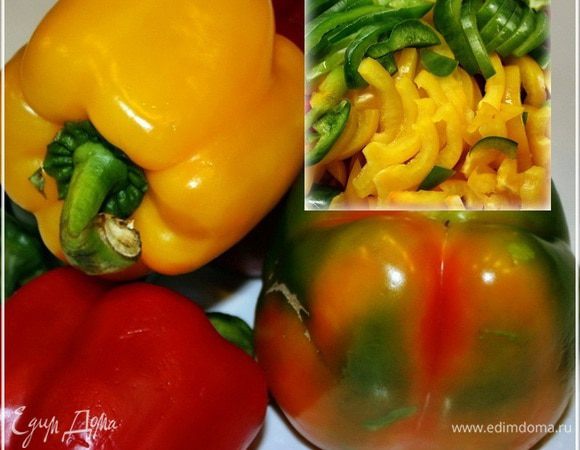 Разноцветный перец…, а как же – надо штоба вместе с «вкусно» и красиво получилось, режем довольно тонкой соломкой.