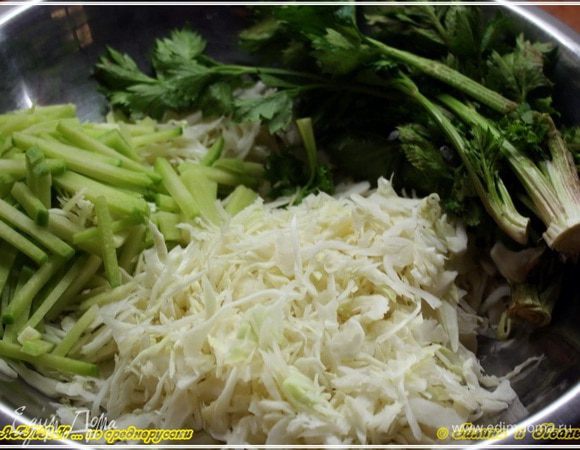 А вершки сельдереевские оставим такими, как и были. Редьку зеленую тоже в соломку, а капусту пошинкуем. Тонкими пластинками.