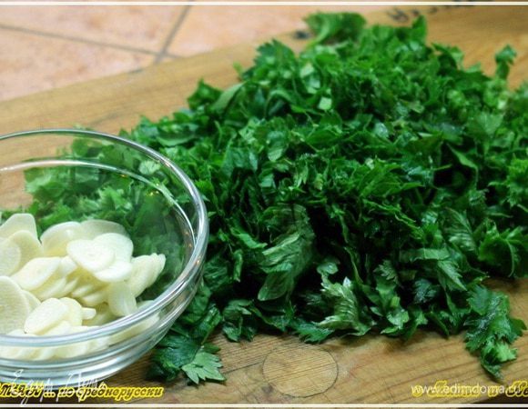 Чесночок настрогаем тонкими пластинками. Петрушку измельчим. Не очень чтобы сильно…, а так – в общем, измельчим.
