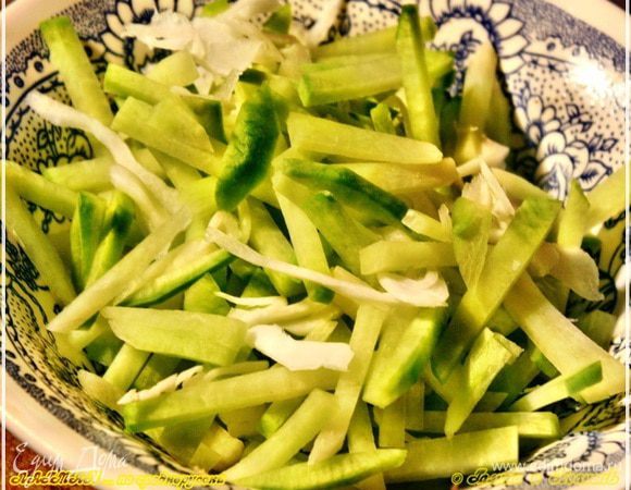 Редьку зеленую тоже надо соломкой настрогать.