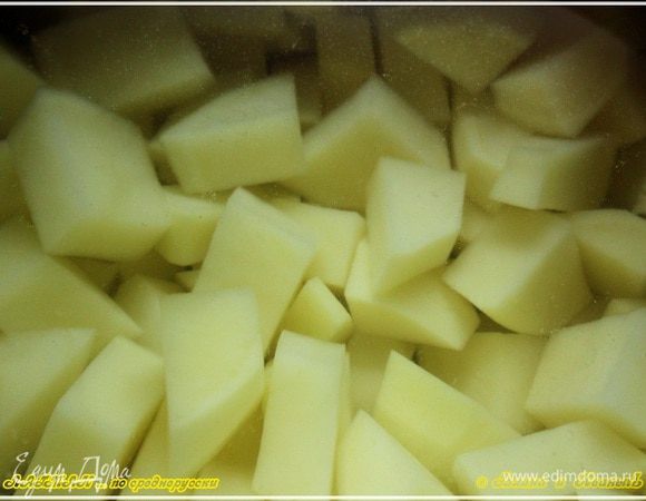 И чуть было не забытую картошку нарежем тоже не сильно крупными кусочками.