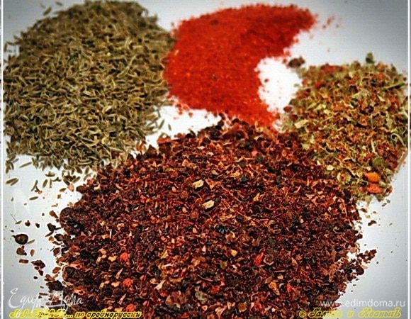 Ну и специи – приправы.
Зира. Очень ароматно пахнущая. Просто головокружительно. Настоящая. Горная. 
Знаете, когда покупаю специи, а я их всегда беру у одного и того же узбека, то имею возможность сравнить. Иранская зира, крупнее и светлее. И аромат у неё не такой ярко выраженный. А вот зира из Узбекистана…. Это совсем другой коленкор. Также и с остальным, кстати.
Нежгучий перец. Паприка. 
Сухие помидоры. Тут без комментариев. Это действительно аромат лета и ташкентского солнца.
И смесь. Не знаю досконально что там. Этот, уже упомянутый, продавец специй колдовал над этой смесью минут пять. Добавлял, смешивал, снова добавлял, потом перетряхивал и снова…, одним словом – представление устроил. А потом изрёк:
- Адын маленький счипотку клади.  В любое блюдо. Ни пажалеишь. Чесное слово!!!
И знаете – НЕ ПОЖАЛЕЛ!!!
Да. Ну и соль, конечно. 
