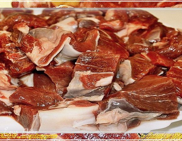 Мясо. Тоже, знаете, не последняя составляющая в лагмане.
Говядинку нарежем кусками со спичечный коробок. 
