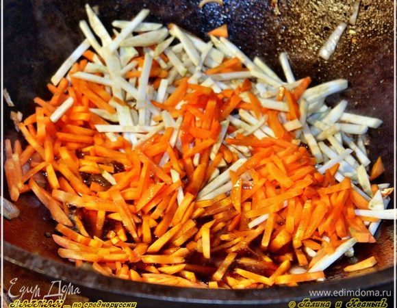 И вынем его из казана … до поры.
И в это самое … масляно-мясное начинаем закладывать овощи.
Идём по принципу – от твердого к мягкому.  С небольшими, в пяток минут, паузами.
Начинаем с морковки и сельдерея.
