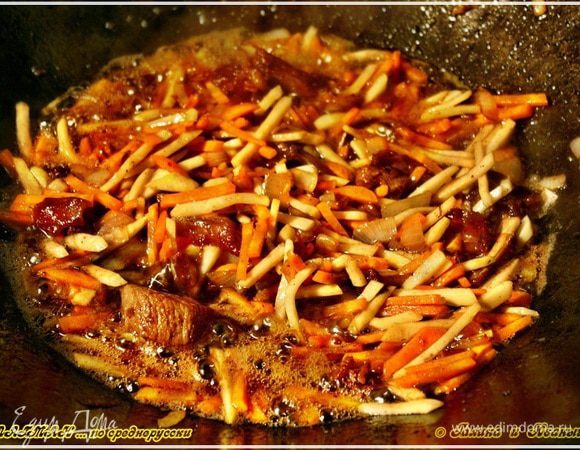 Потомим-пожарим, пока морковочка не помягчеет немного, маслицем не пропитается, и вернем в казан мясо.