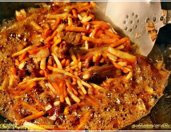 И продолжим жарить на сильном огне. Постоянно перемешивая. Стараемся чтобы содержимое казана именно жарилось в масле, поменьше соприкасаясь со стенками казана.