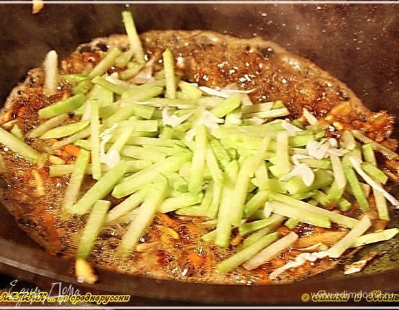 А потом и редьку тоже выкладываем в казан. 