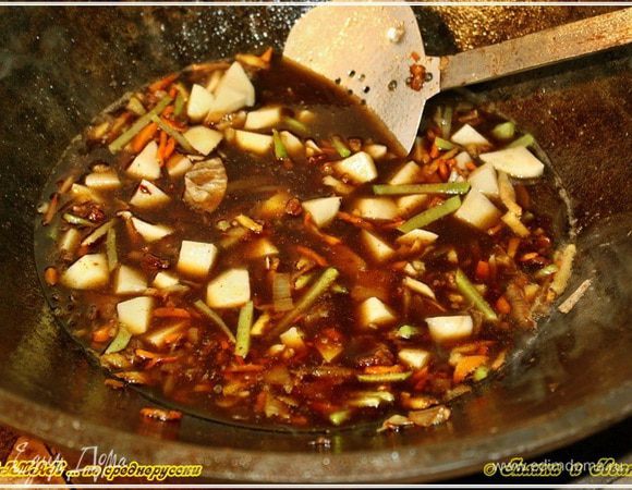 Картошку отправляем в казан вместе с водой, в которой она лежала.