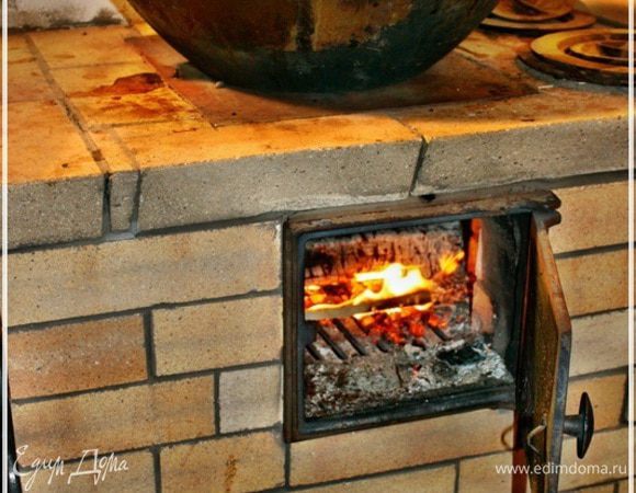 И закрываем крышкой. А потом, на маленьком – маленьком огне, практически угольках, пусть казан помаленьку булькает. Т.е. не казан, а то, что в казане.