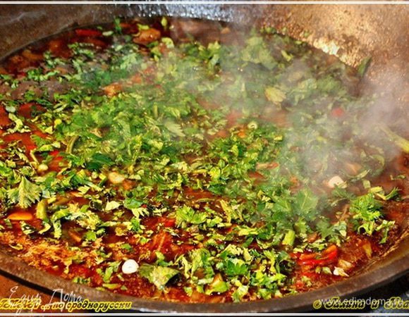 Полчаса спустя, добавляем в казан тонко поструганный чеснок и стебли сельдерея. А потом опять накроем крышкой и оставим в покое. Ещё минут на пятнадцать.