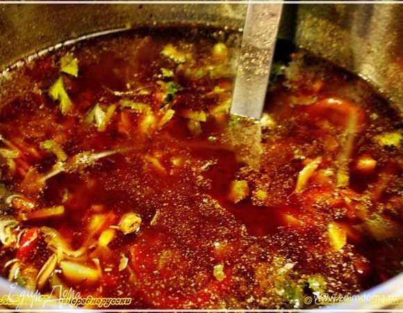 И содержимое его пришлось-таки перелить в кастрюлю. Ну, не катит казан на столе. Хоть и обидно, конечно, в всё-таки….