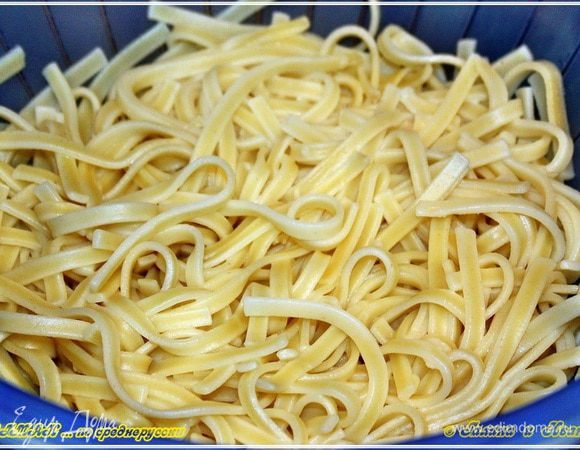 Сварим лапши. Лапшу купили в лавке, где продаются очень хорошоие, домашние продукты. Сами делать не то, чтобы поленились, а просто опыта маловато.