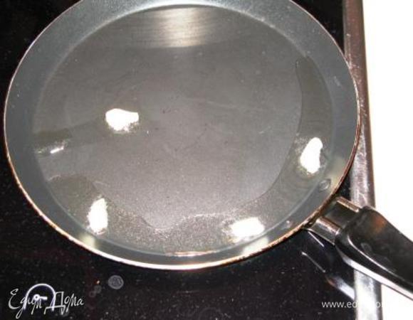 Грибы тщательно промыть и замочить в 1л чистой воды. Через час настой профильтровать, закипятить и сохранить. На нем можно приготовить суп, использовать для приготовления соусов и подлив. Грибы мелко порезать. На сковороде разогреть оливковое масло. Зубчик чеснока разрезать вдоль и обжарить на масле в течение 30 сек. 