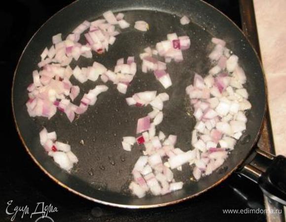 Затем чеснок достать и выбросить. На чесночном масле обжарить половину мелко порезанной луковицы до прозрачности. 
