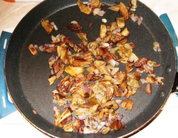 Затем добавить грибы и обжаривать в течение 10 мин. ОСТУДИТЬ.