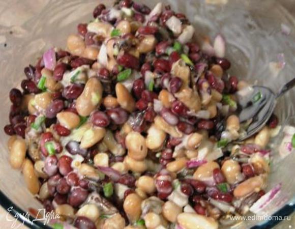 Для заправки все смешать. В миске смешать мелко порезанный оставшийся лук, зеленый лук, фасоль, грибы. Посолить, поперчить, приправить зирой. Полить заправкой и еще раз перемешать. Украсить зеленым луком и частью грибов.