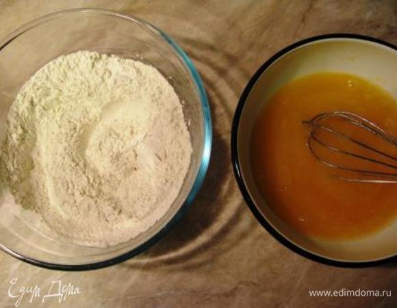 Смешать просеянную муку с корицей и бадьяном. В отдельной миске смешать мед, сахар, яйца и оливковое масло. Добавить муку, разрыхлитель, соду и хорошо перемешать.