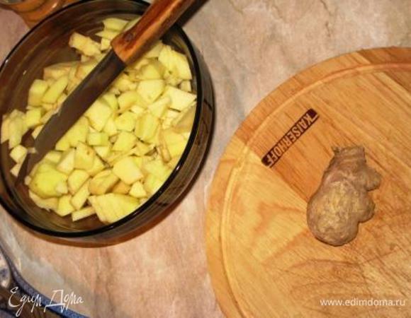 Добавить имбирь, яблоки и вновь хорошо перемешать. 