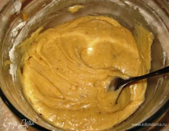 смазать прямоугольную форму сливочным маслом (я дно простелила бумагой для выпечки). Заполнить тестом, разровнять поверхность. 