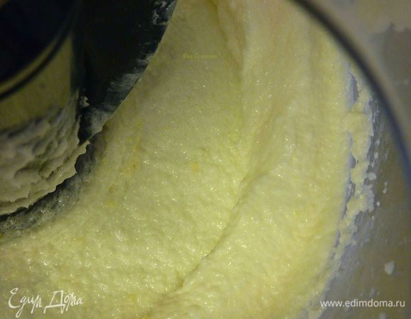 Взбить масло с сахаром, ванильным сахаром и лимонной цедрой.
