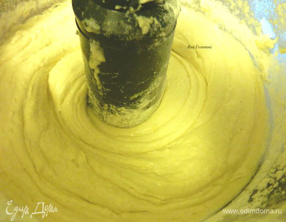 Добавьте яйца по одному . Добавить молоко, муку, пекарский  порошок и молотый миндаль и перемешать.

