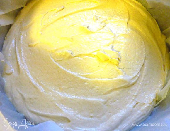 Переложить смесь в разъемную форму  форму  24 см в диаметре, выложенную бумагой для выпечки, и выровнять.
