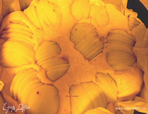 Очистите яблоки, разрезать каждое яблоко на 2, удалить сердцевину и нарезать на пластины около 4 мм шириной. Окунуть яблоки в тесто.

