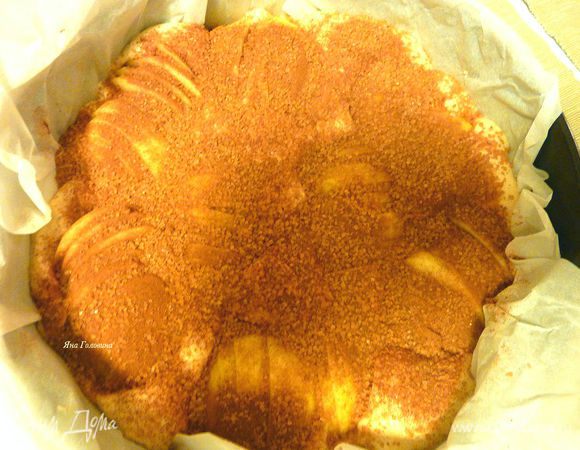 Смешать коричневый сахар с корицей и посыпьте яблоки.
