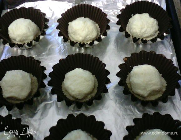 5) На крошку я кладу шарик творожной массы чуть больше грецкого ореха.