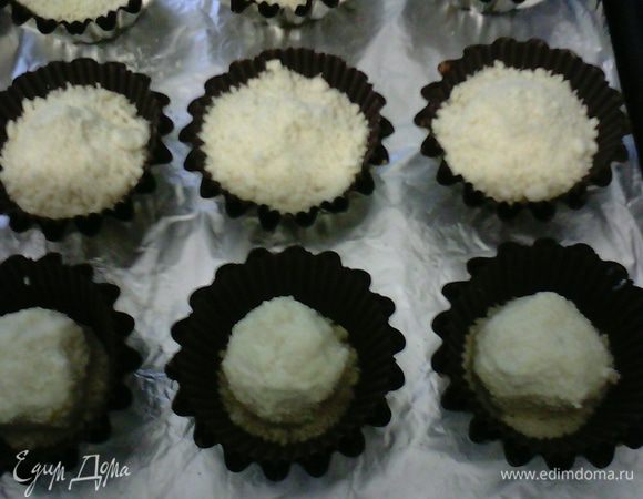 6) А сверху на творожные шарики насыпаю крошки.